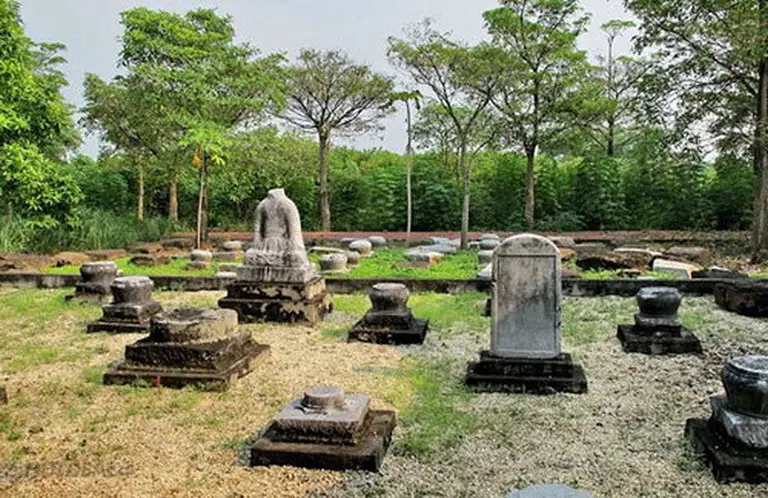Động mộ 1